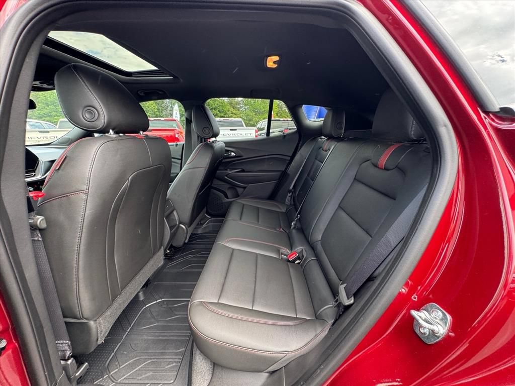 Used 2025 Chevrolet Trax RS w/ Sunroof Package FWD image 11