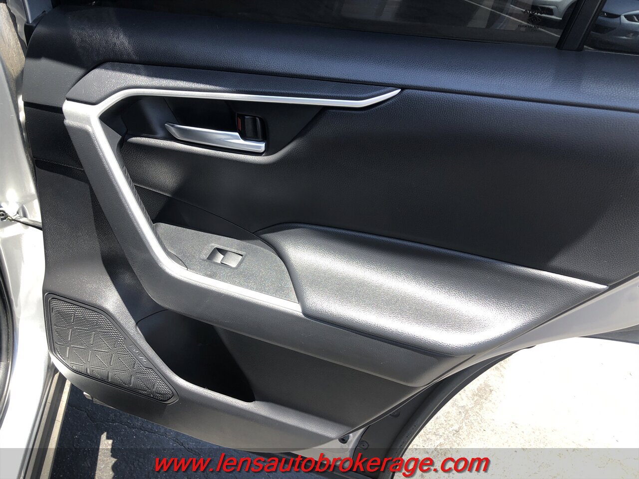 Used 2021 Toyota RAV4 XLE AWD/4WD image 18