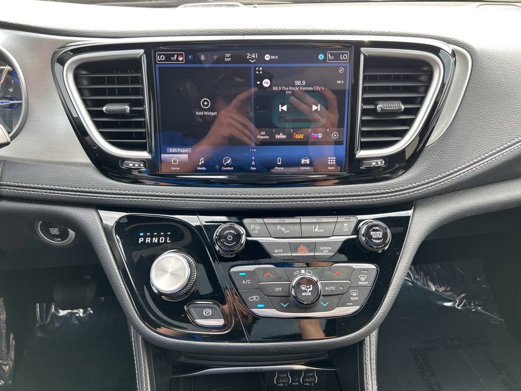Used 2024 Chrysler Pacifica Premium FWD image 29