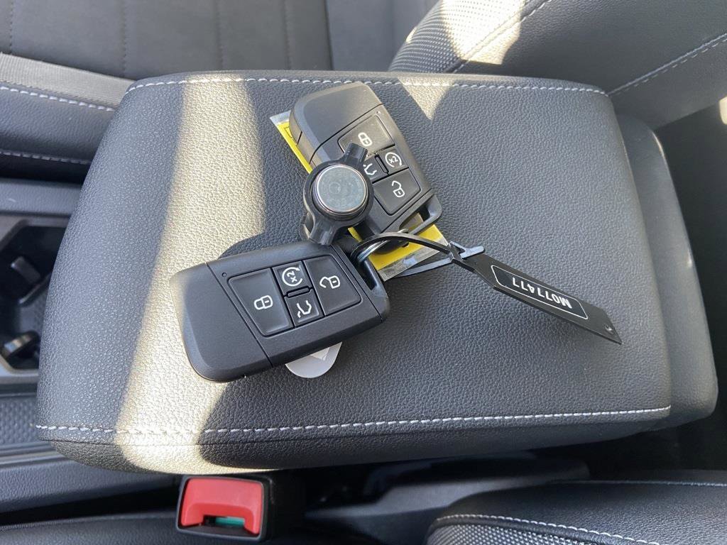 Used 2025 Volkswagen Taos SE image 36