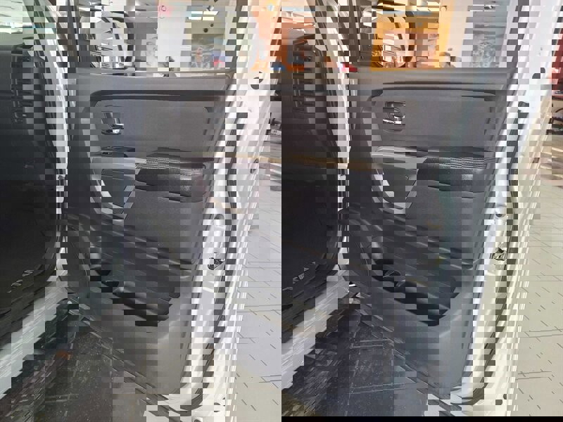 Used 2015 Nissan Titan SV image 13