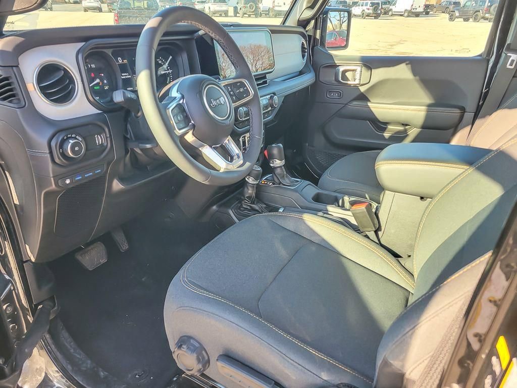 Used 2025 Jeep Wrangler Unlimited Sahara w/ Safety Group AWD/4WD image 10