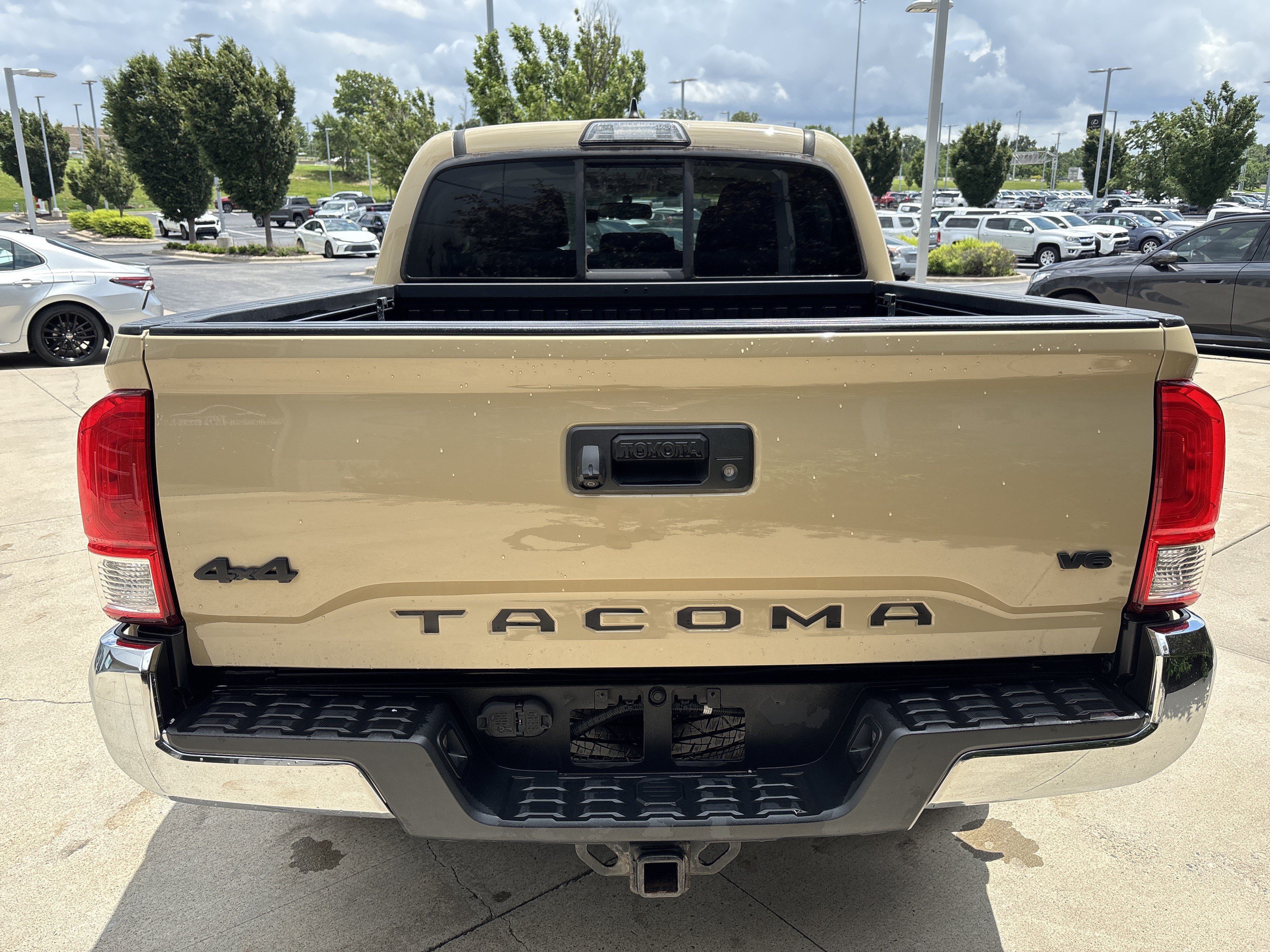 Used 2017 Toyota Tacoma SR5 w/ Tow Package AWD/4WD image 8
