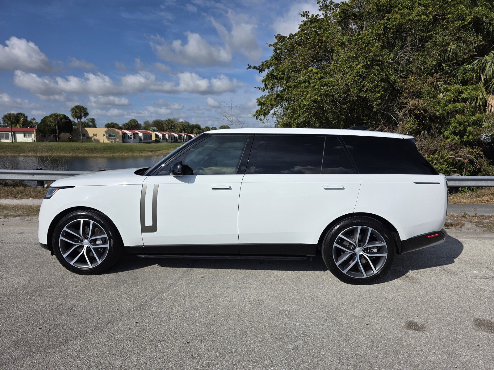 Certified 2024 Land Rover Range Rover Long Wheelbase SE image 7