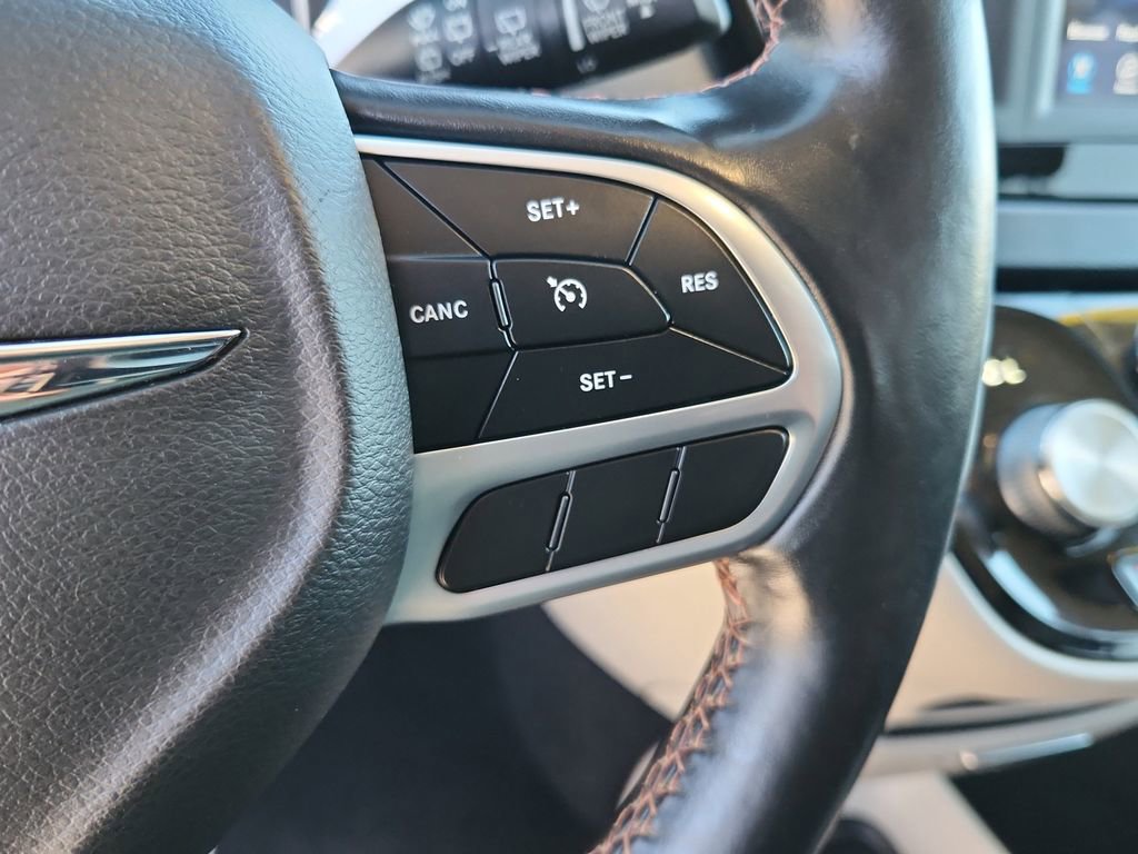 Used 2020 Chrysler Pacifica Touring-L FWD image 23