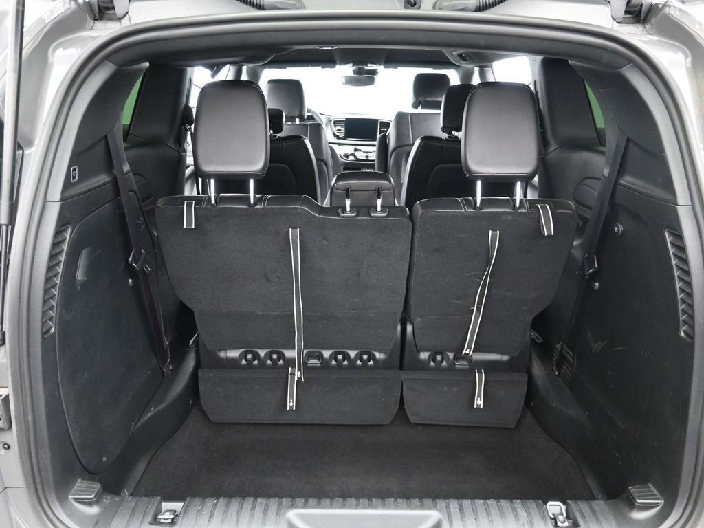 Used 2025 Chrysler Pacifica Select image 11