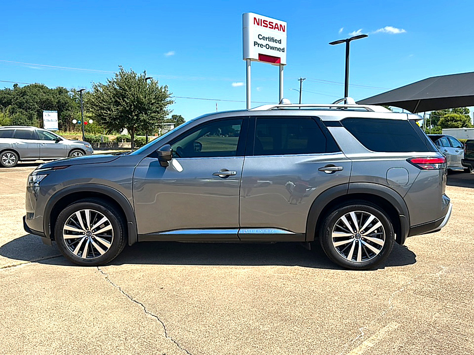 Used 2022 Nissan Pathfinder Platinum w/ Cargo Package AWD/4WD image 5