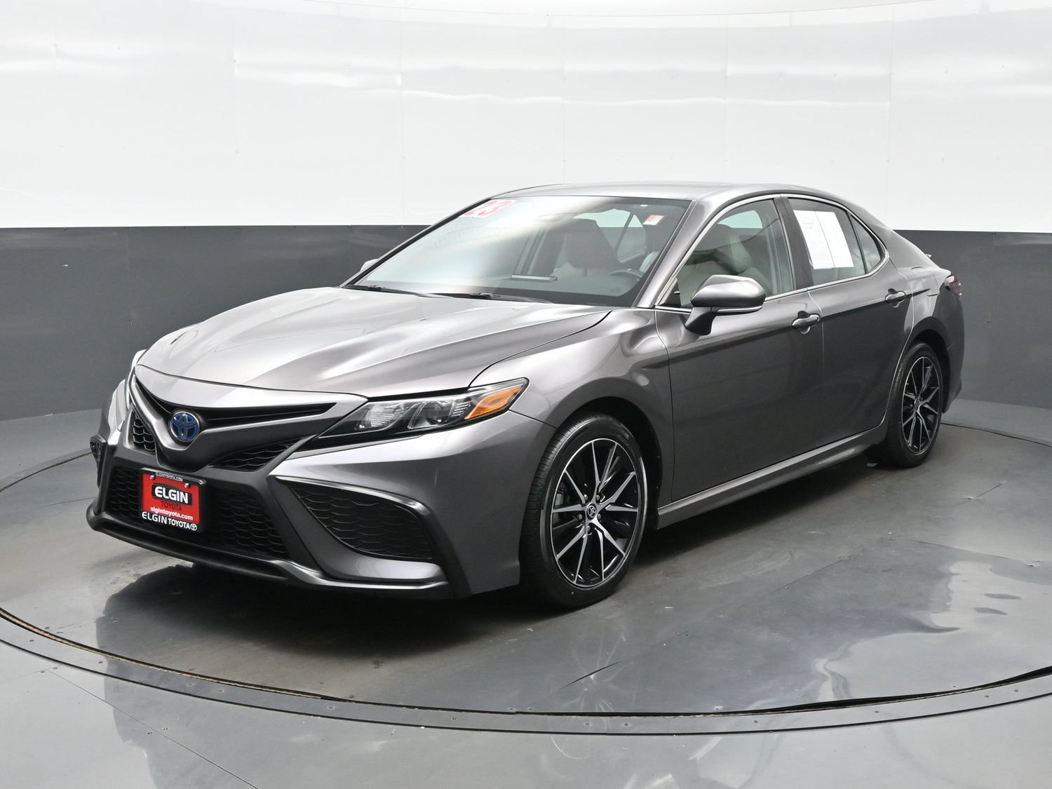Used 2023 Toyota Camry SE FWD image 2