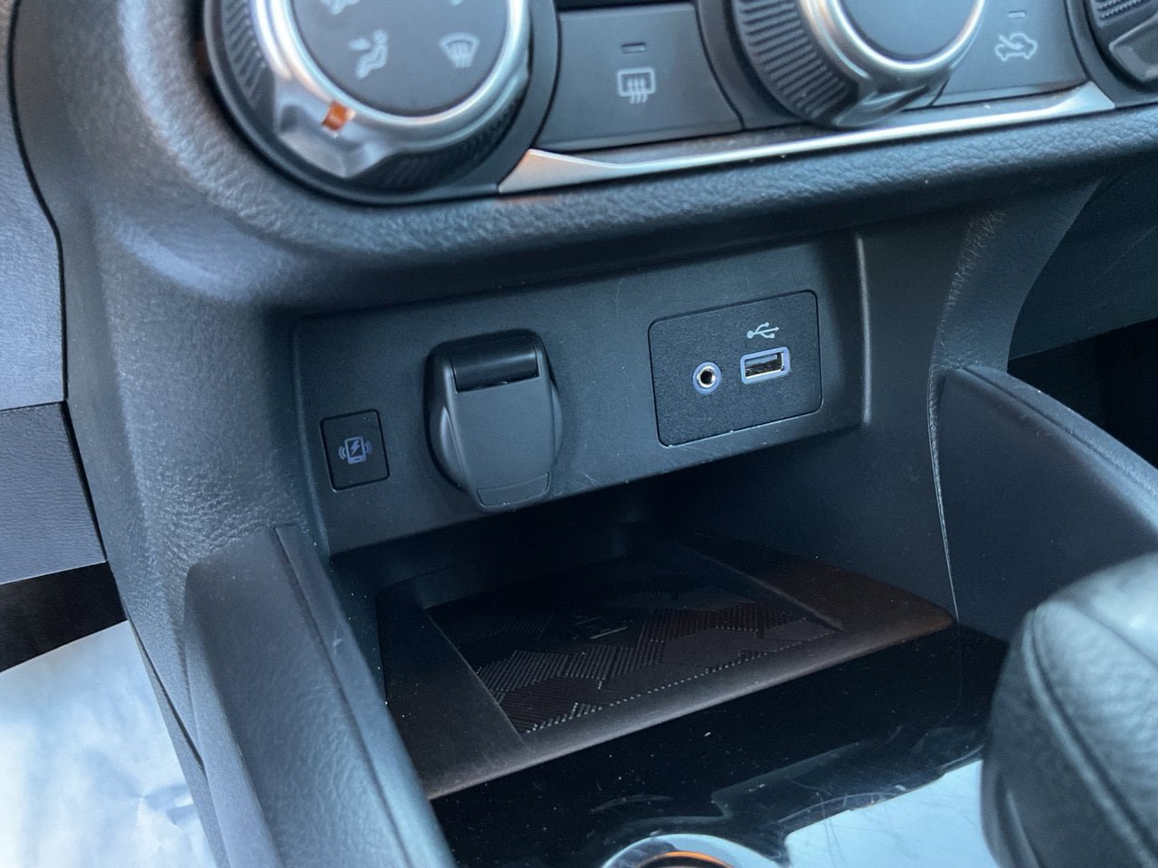 Used 2025 Nissan Versa SV FWD image 24