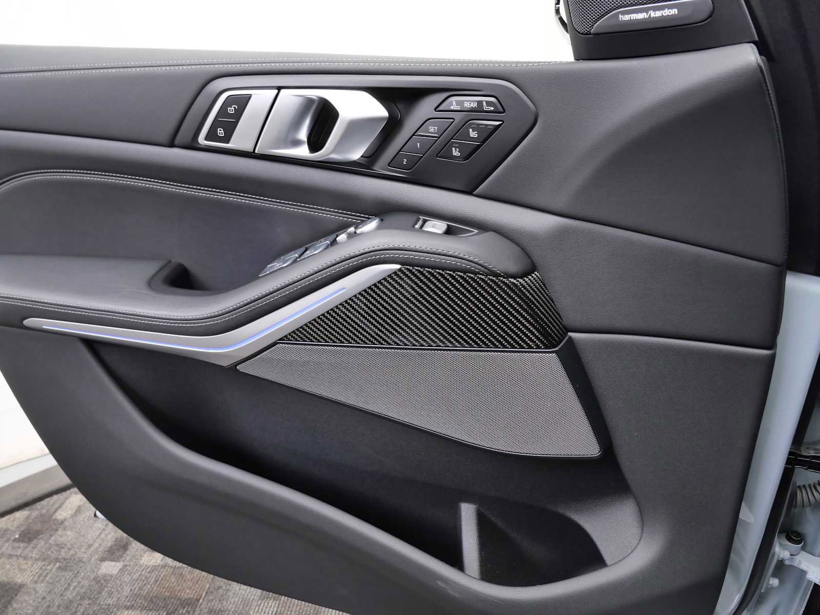 Used 2025 BMW X7 M60i image 32