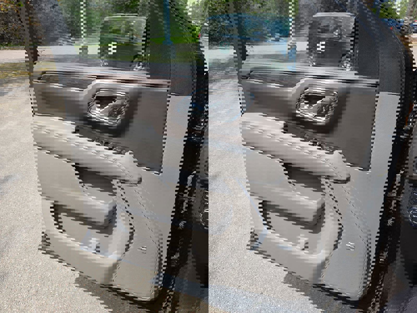 Used 2022 Chevrolet Suburban LT w/ Luxury Package image 25