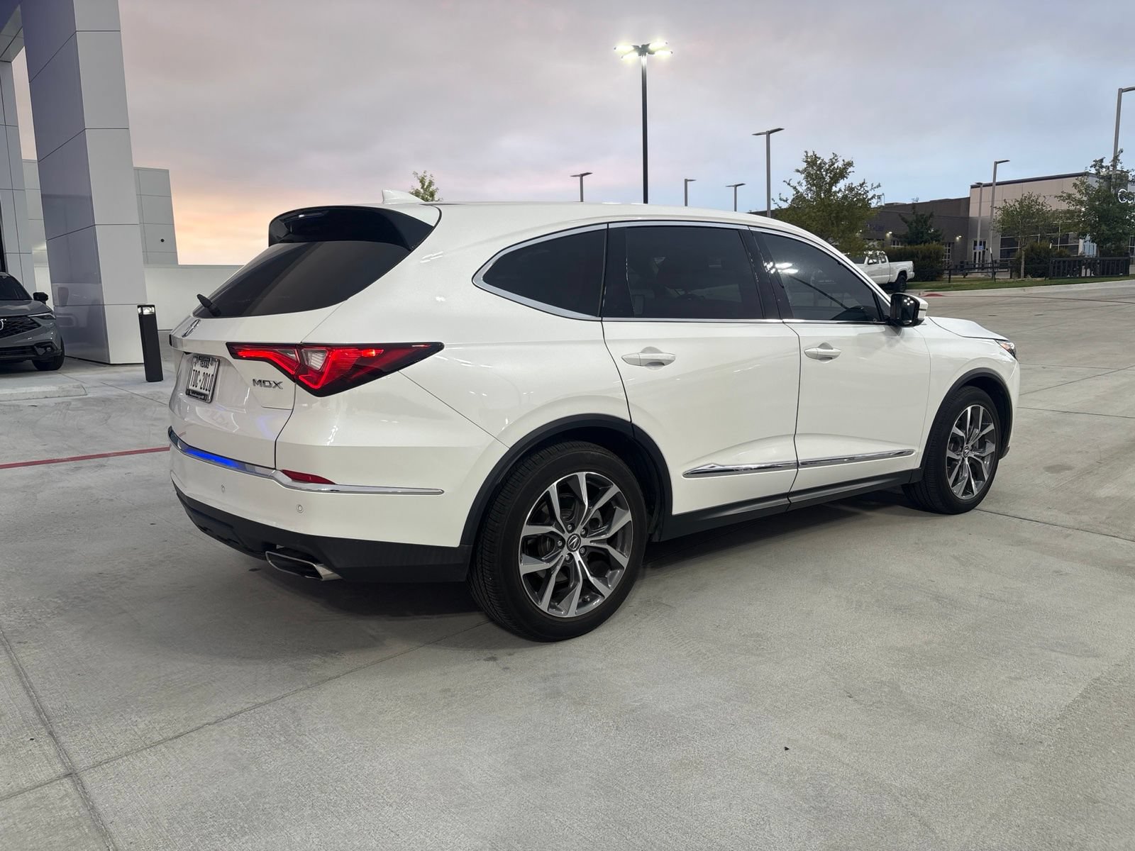 Used 2023 Acura MDX w/ Technology Package FWD image 4