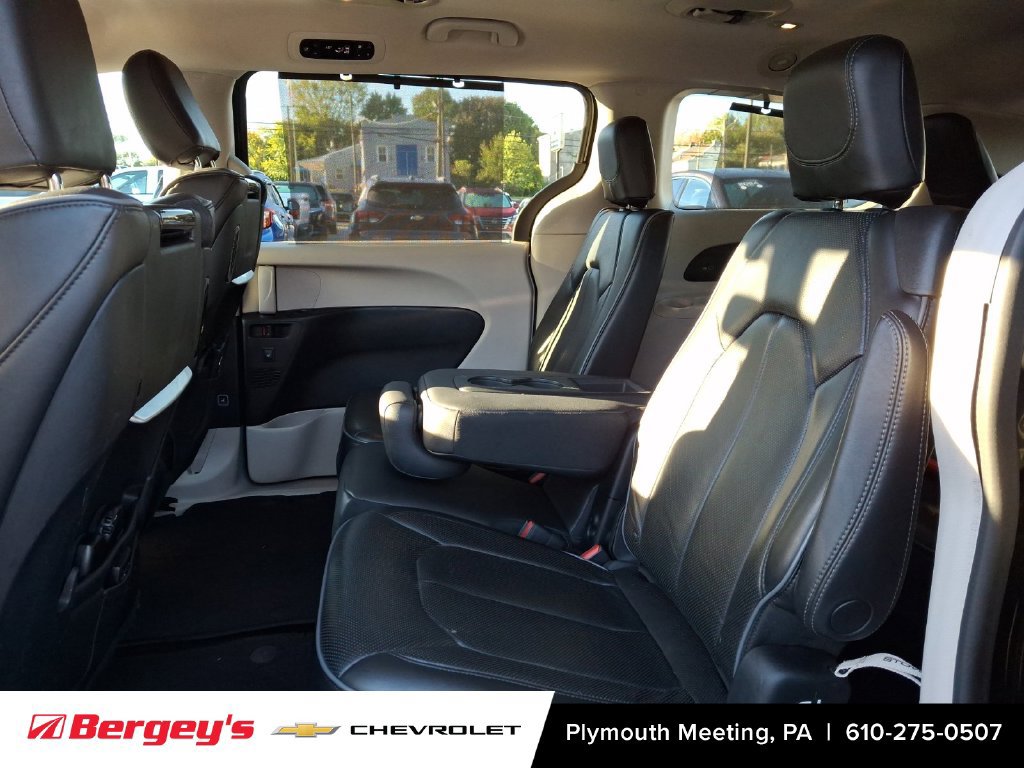 Used 2018 Chrysler Pacifica Limited FWD image 14