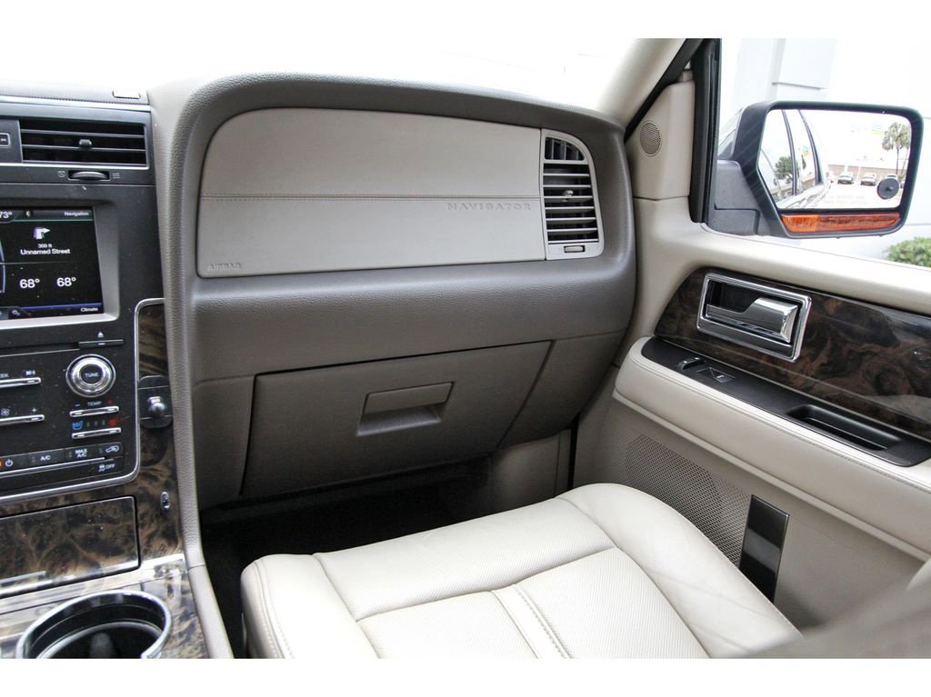 Used 2015 Lincoln Navigator 2WD image 9