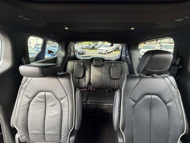 Used 2025 Chrysler Pacifica Limited FWD image 15