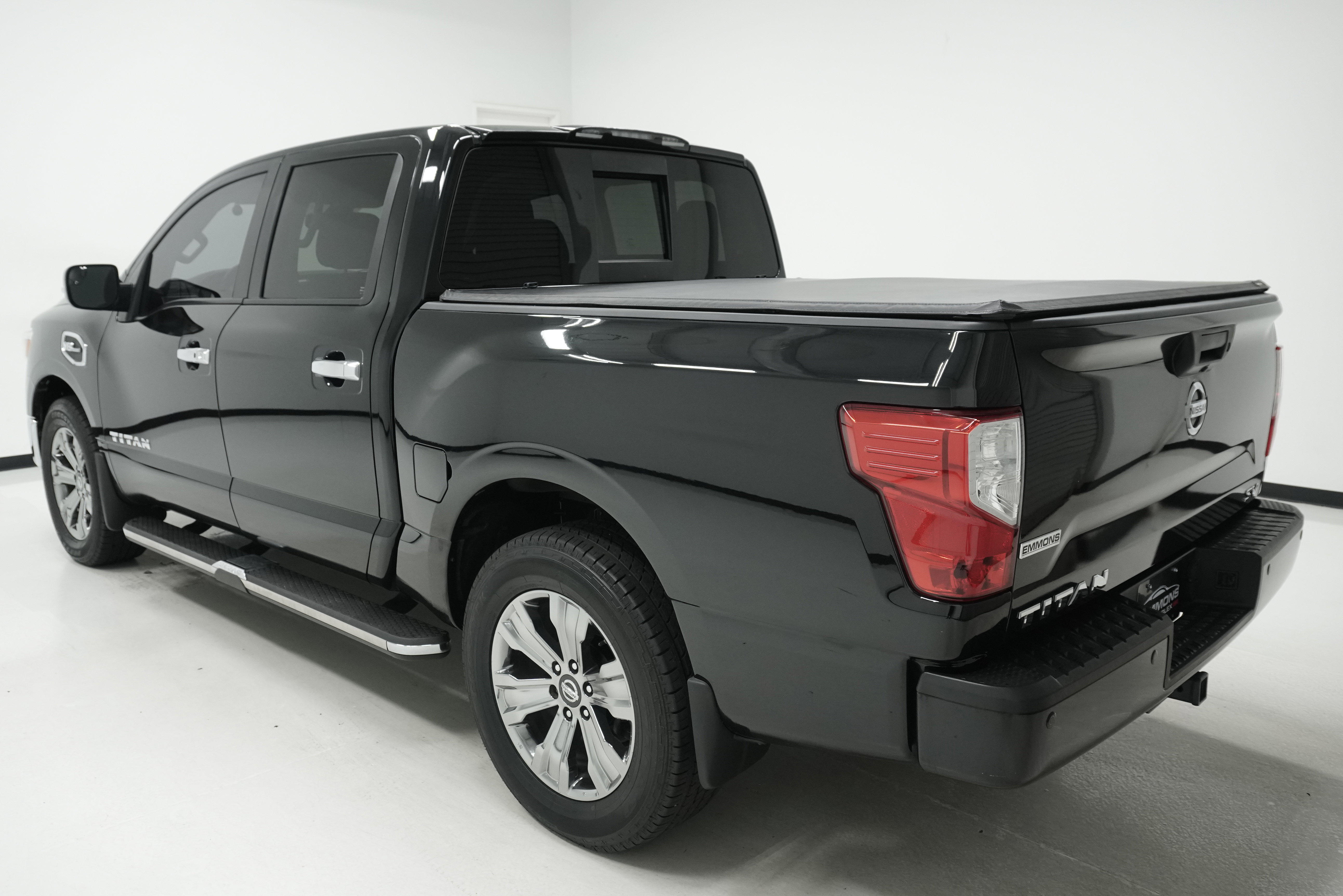 Used 2017 Nissan Titan SV RWD image 5