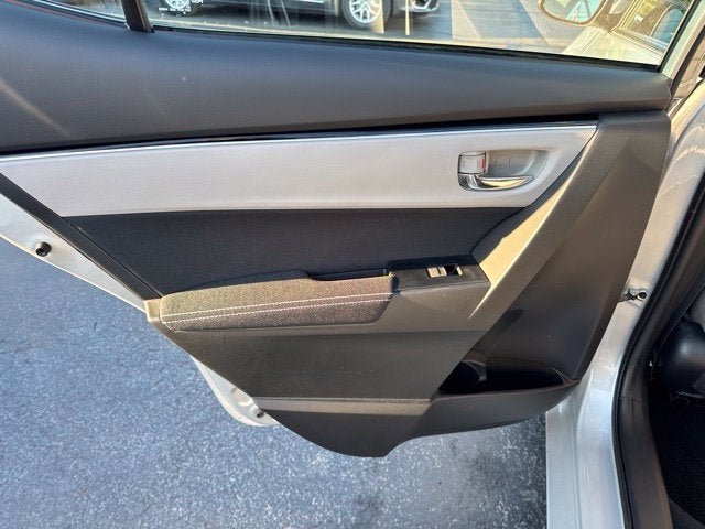 Used 2017 Toyota Corolla LE w/ Carpet Mat Package (TMS) FWD image 17
