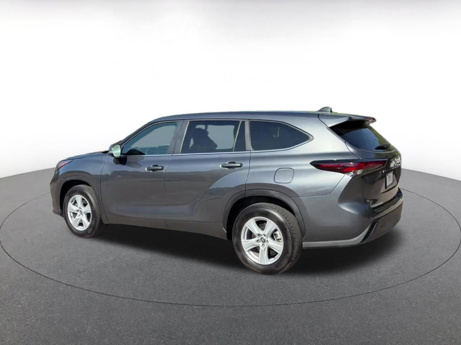Used 2025 Toyota Highlander LE image 10