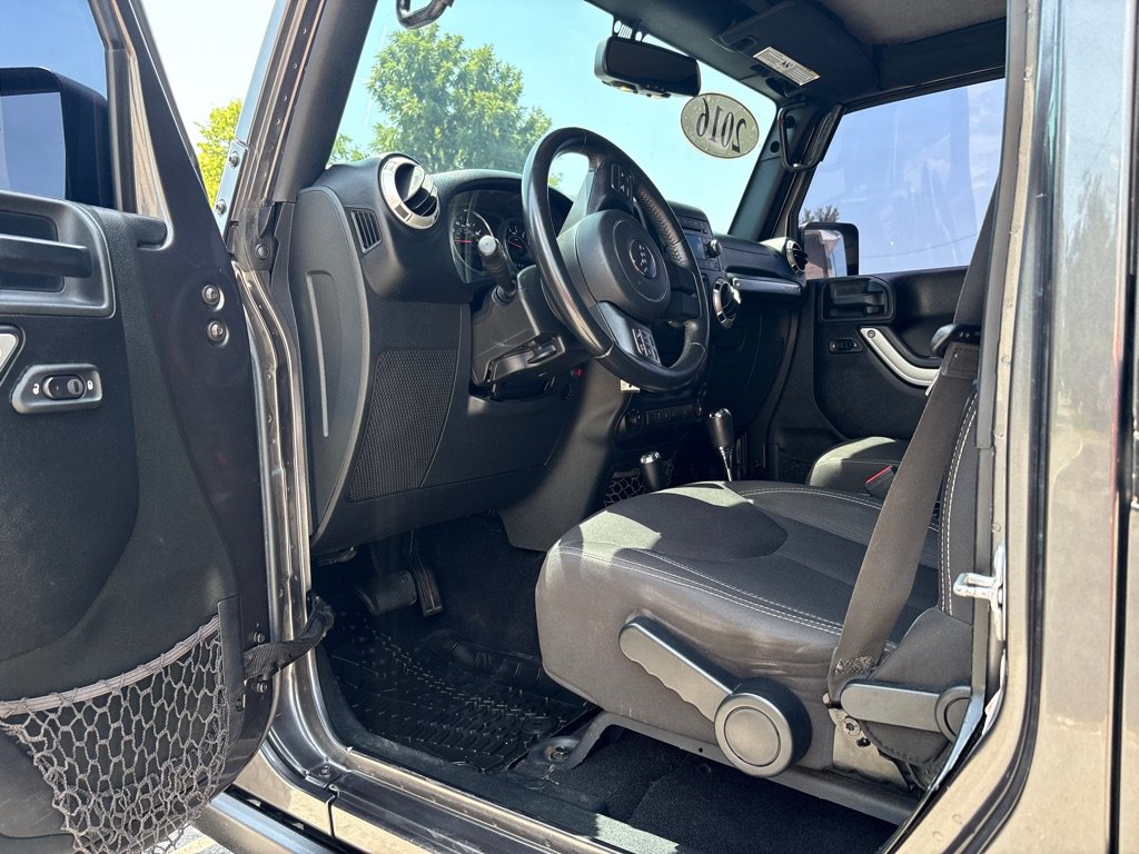 Used 2016 Jeep Wrangler Unlimited Sahara w/ Connectivity Group AWD/4WD image 19