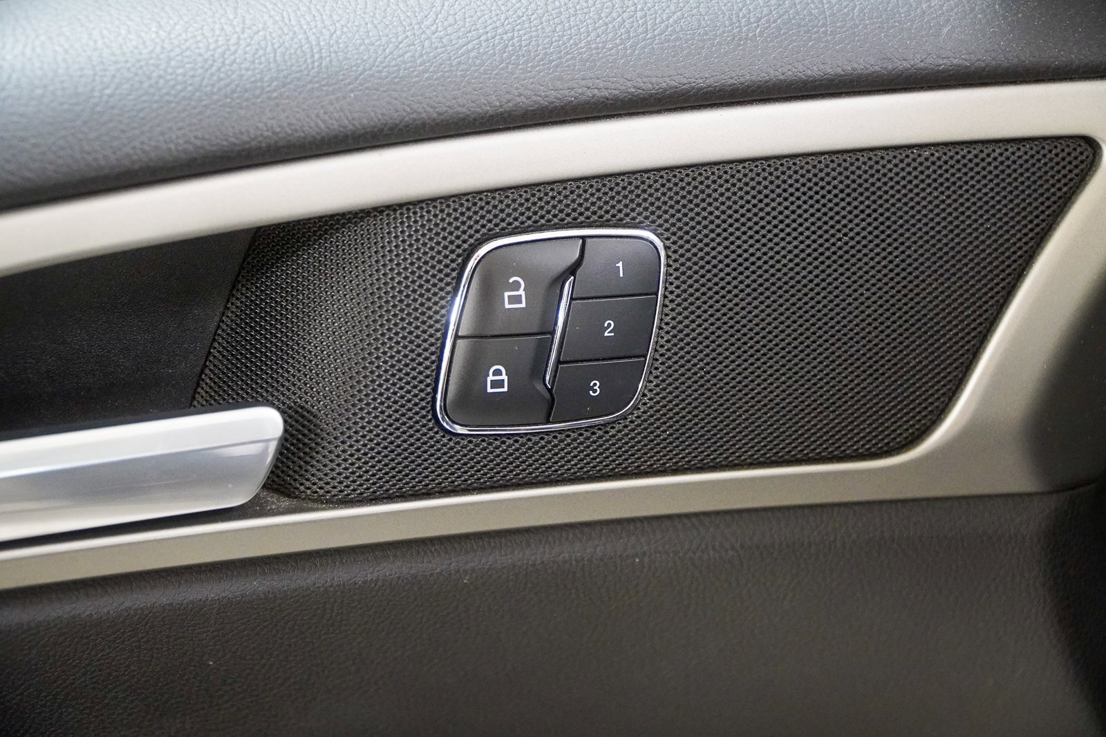 Used 2015 Ford Fusion SE w/ Equipment Group 202A image 17