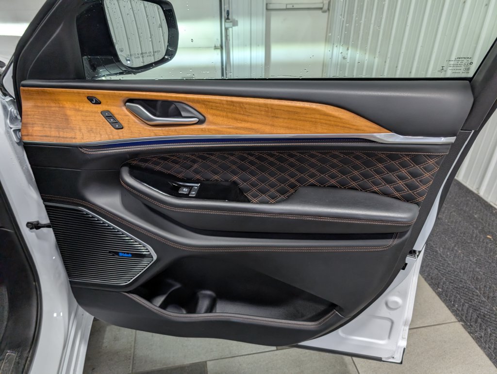 Used 2022 Jeep Grand Cherokee Summit AWD/4WD image 29