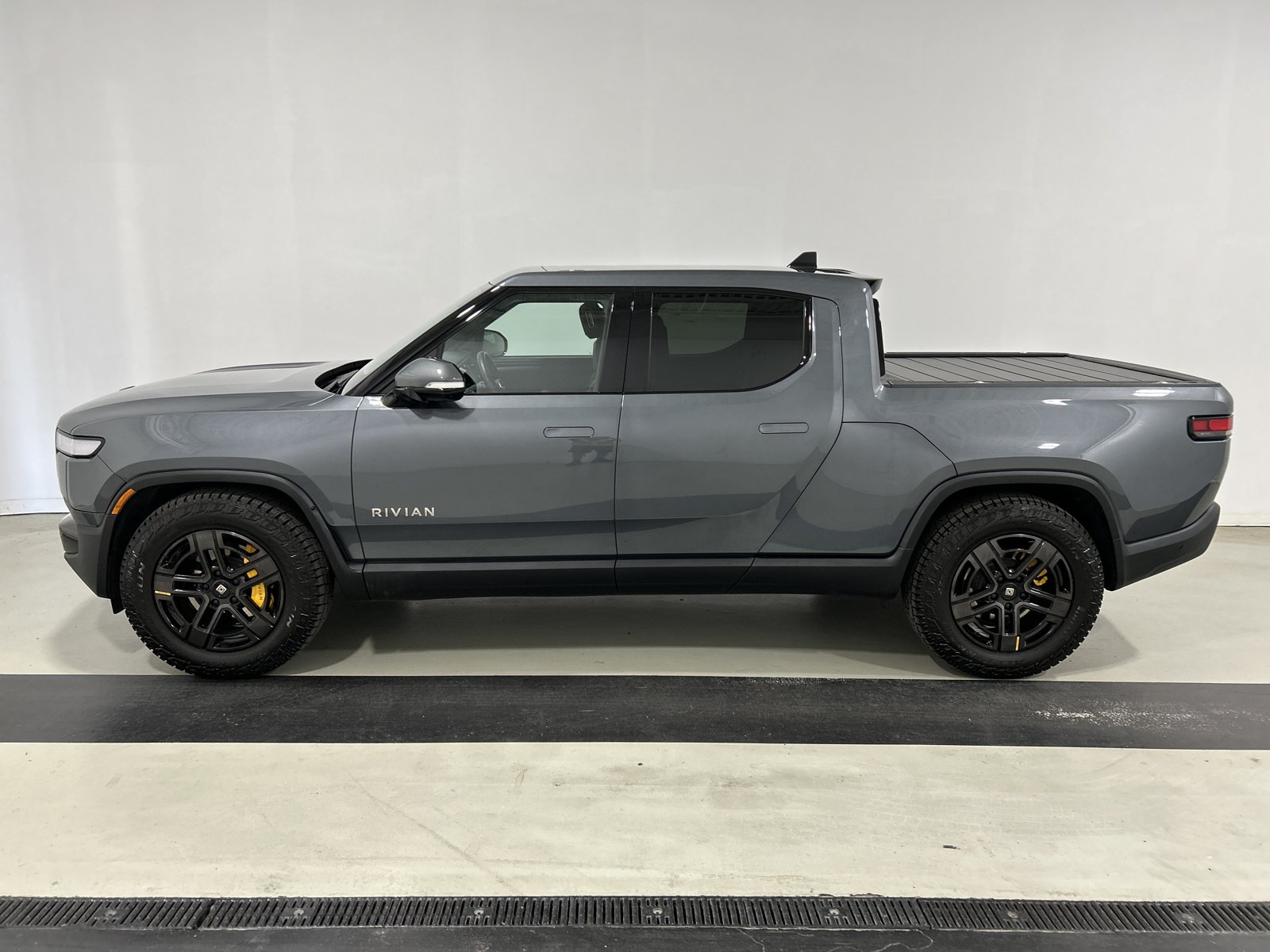 Used 2024 Rivian R1T Adventure AWD/4WD image 2