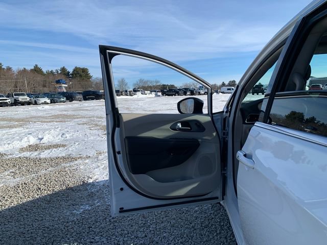 Used 2024 Chrysler Pacifica Touring-L image 22