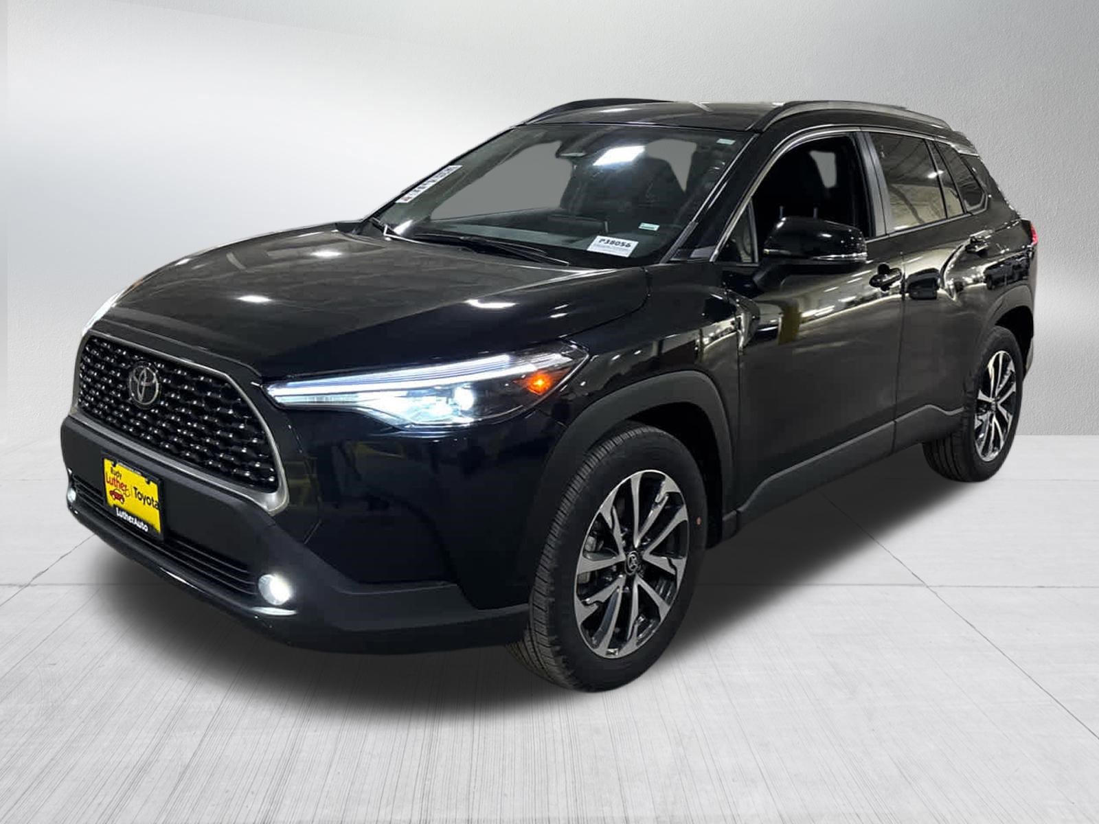 Used 2025 Toyota Corolla Cross XLE AWD/4WD image 3