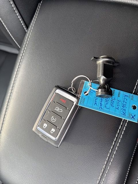 Used 2024 Jeep Grand Cherokee Limited w/ Luxury Tech Group II image 38