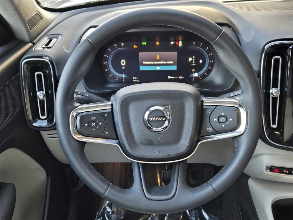 Used 2023 Volvo XC40 B5 Plus image 14
