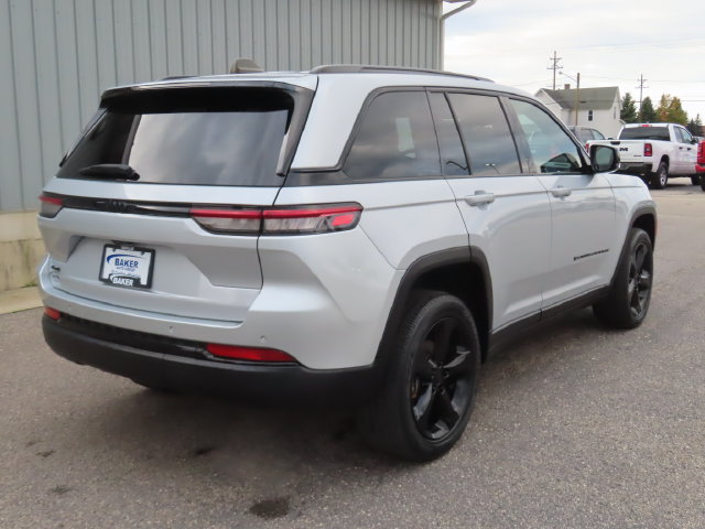 Used 2023 Jeep Grand Cherokee Altitude AWD/4WD image 4