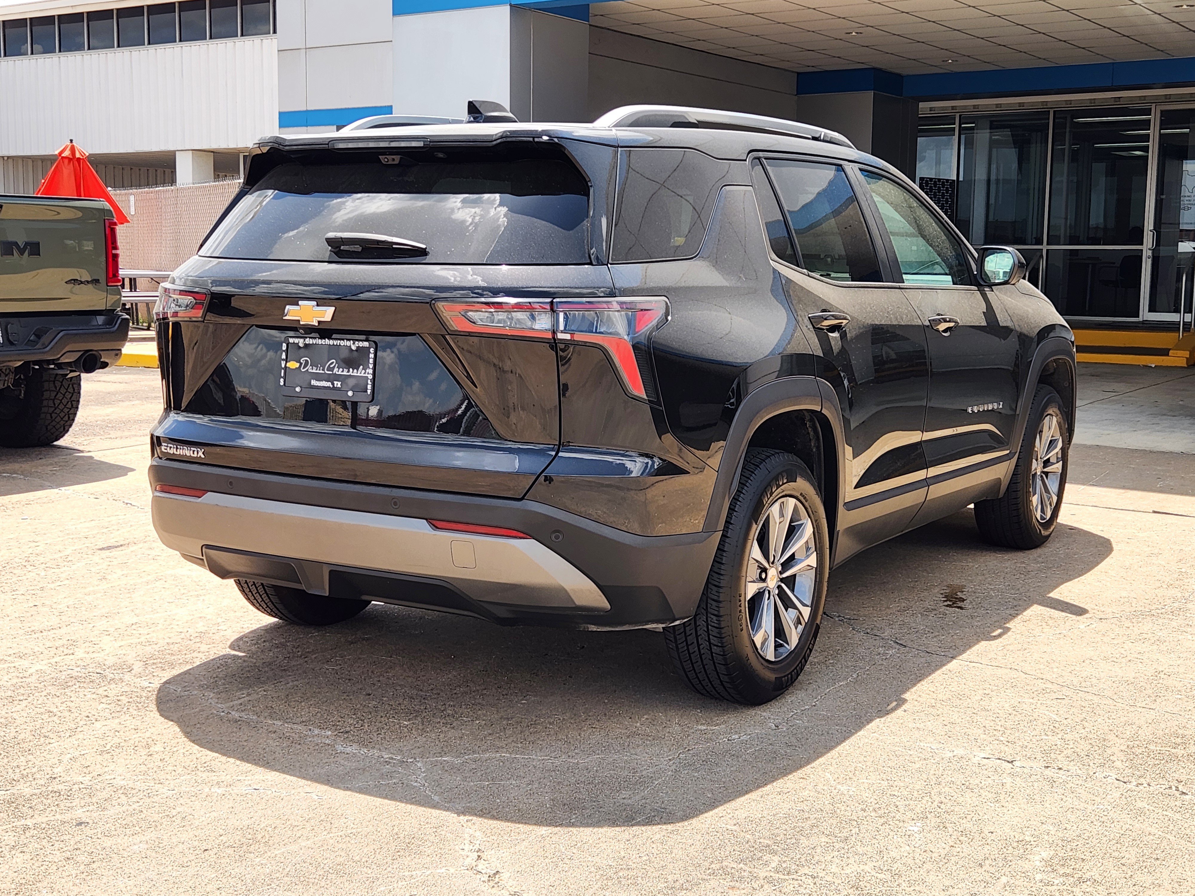 Used 2025 Chevrolet Equinox LT w/ Convenience Package II FWD image 6