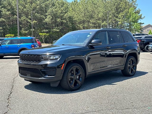 Used 2023 Jeep Grand Cherokee Altitude AWD/4WD image 3
