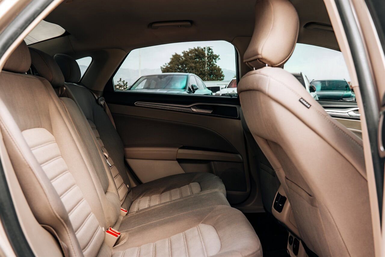 Used 2018 Ford Fusion SE FWD image 39