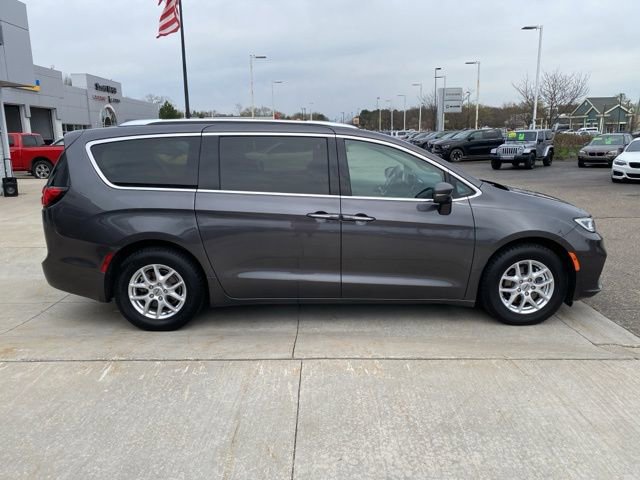 Used 2021 Chrysler Pacifica Touring-L FWD image 2