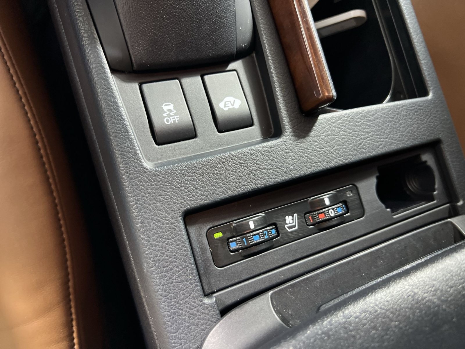 Used 2013 Lexus RX 450h AWD w/ Navigation Pkg image 34