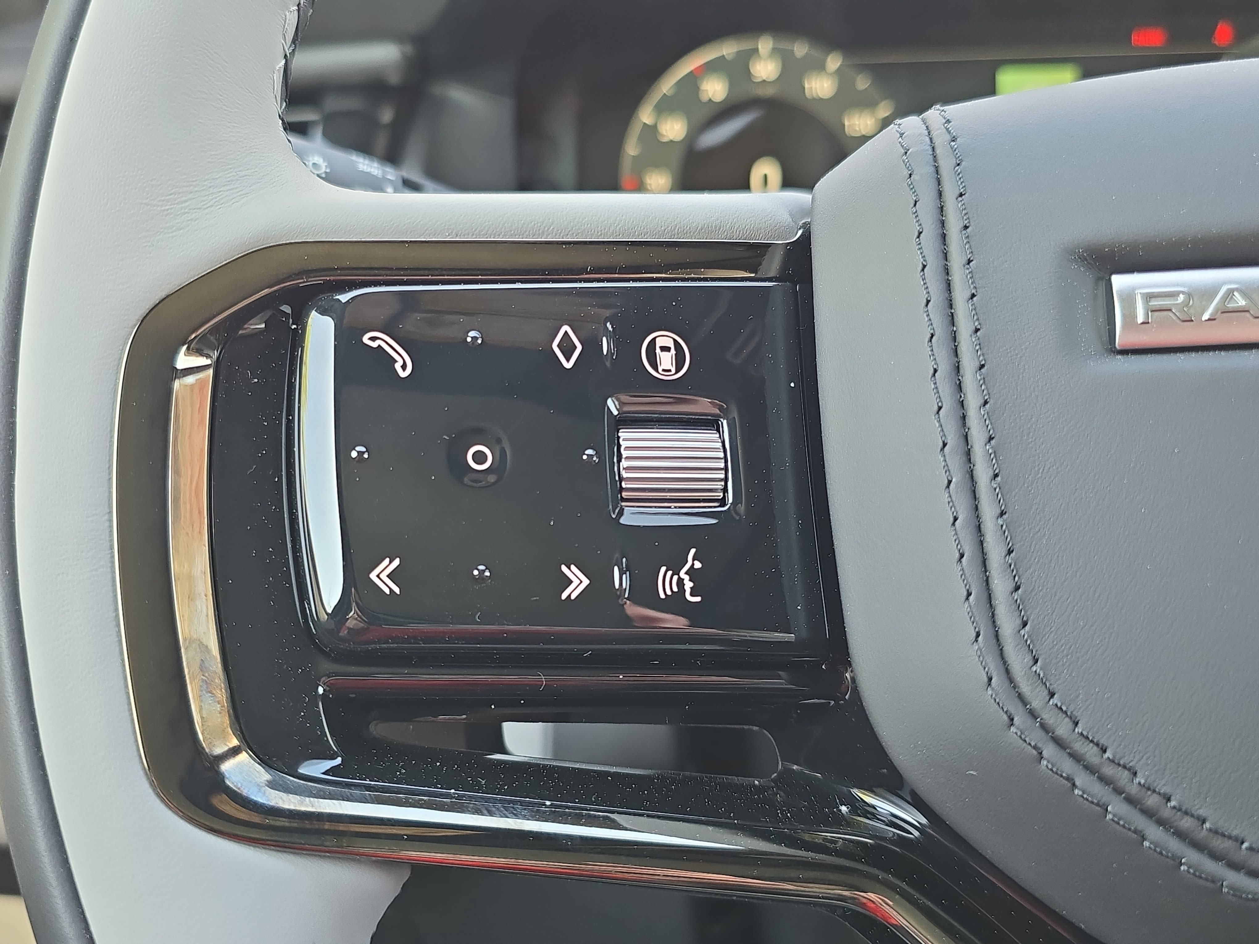 New 2026 Land Rover Range Rover Velar Dynamic SE AWD/4WD image 17