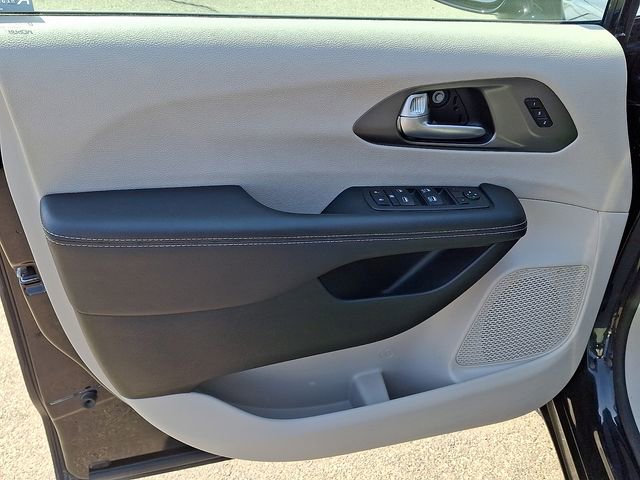 Used 2024 Chrysler Pacifica Touring-L image 10