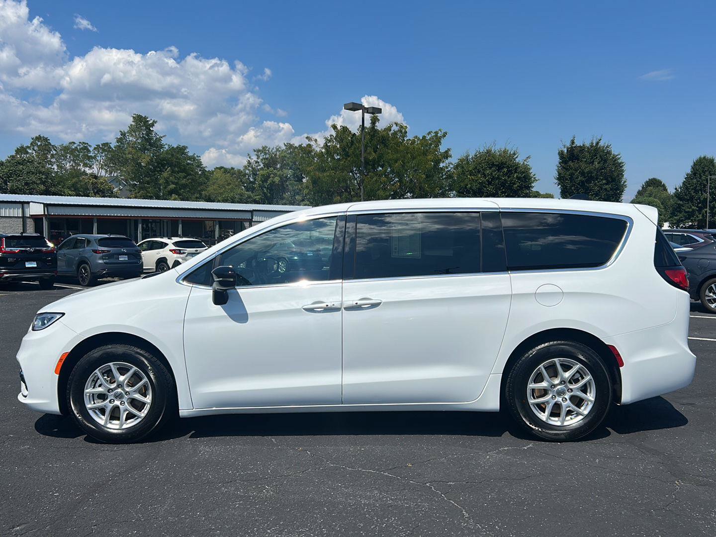 Used 2025 Chrysler Pacifica Select FWD image 4