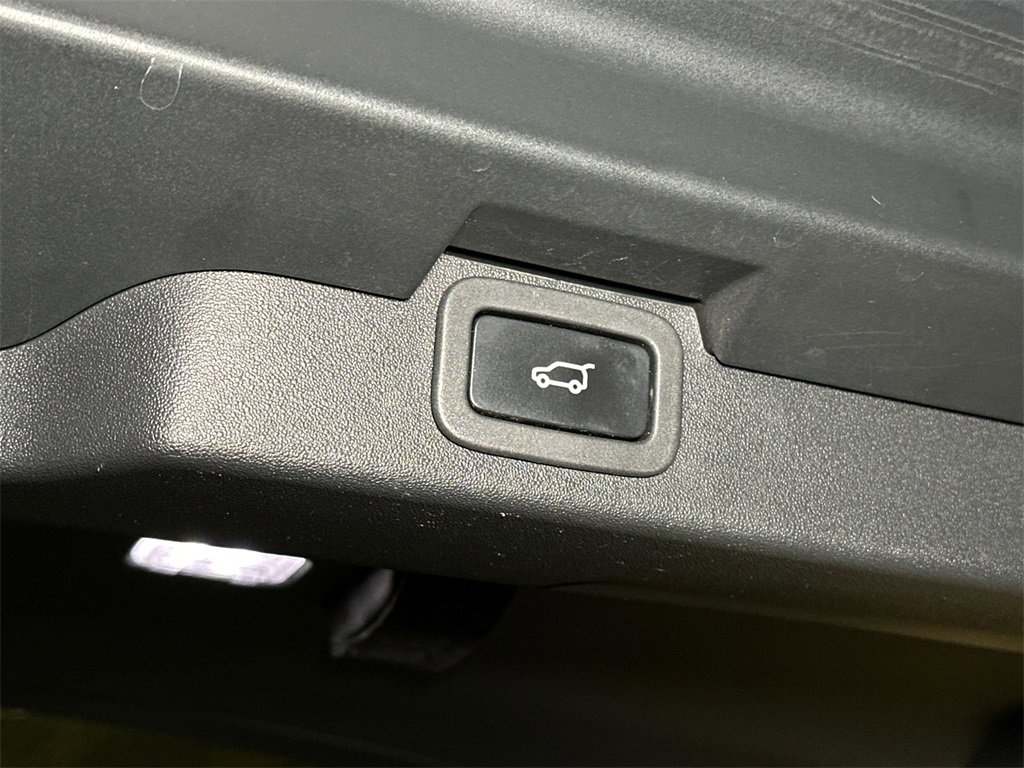 Used 2017 Land Rover Discovery HSE image 7