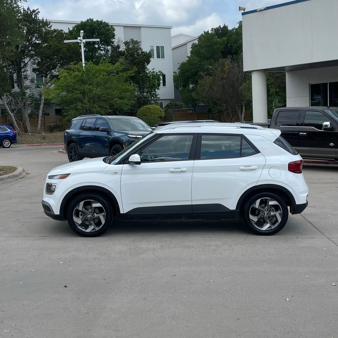 Used 2025 Hyundai Venue SEL FWD image 3