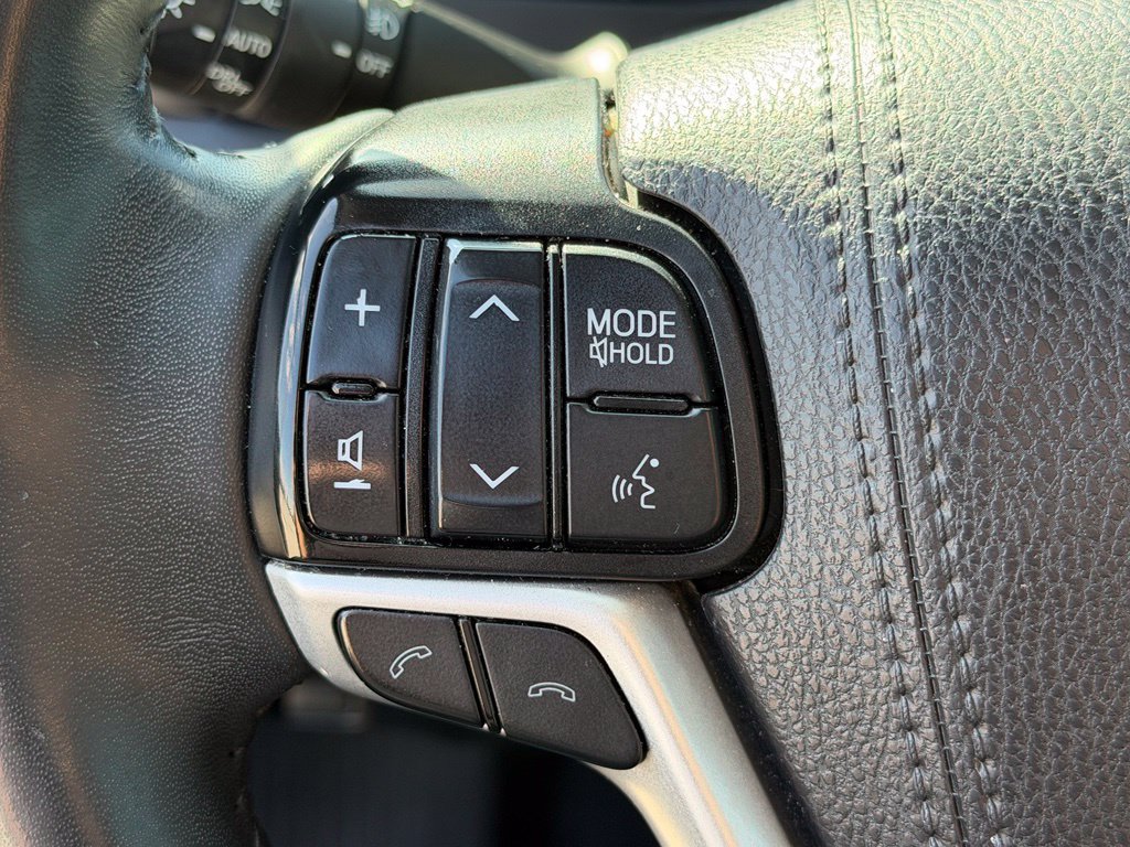Used 2019 Toyota Highlander SE FWD image 16
