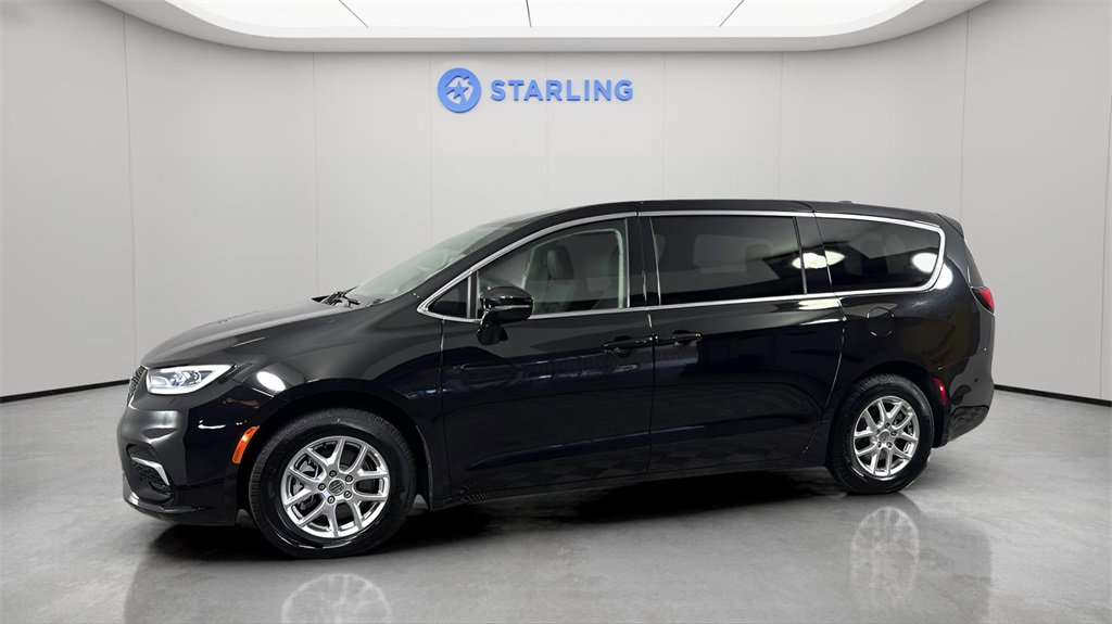 Used 2024 Chrysler Pacifica Touring-L image 2