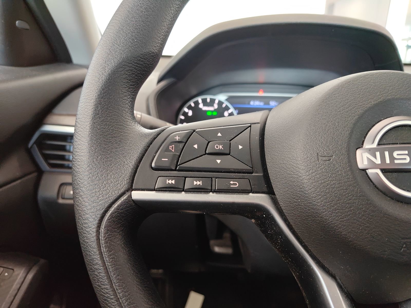 Used 2024 Nissan Altima 2.5 SV image 13