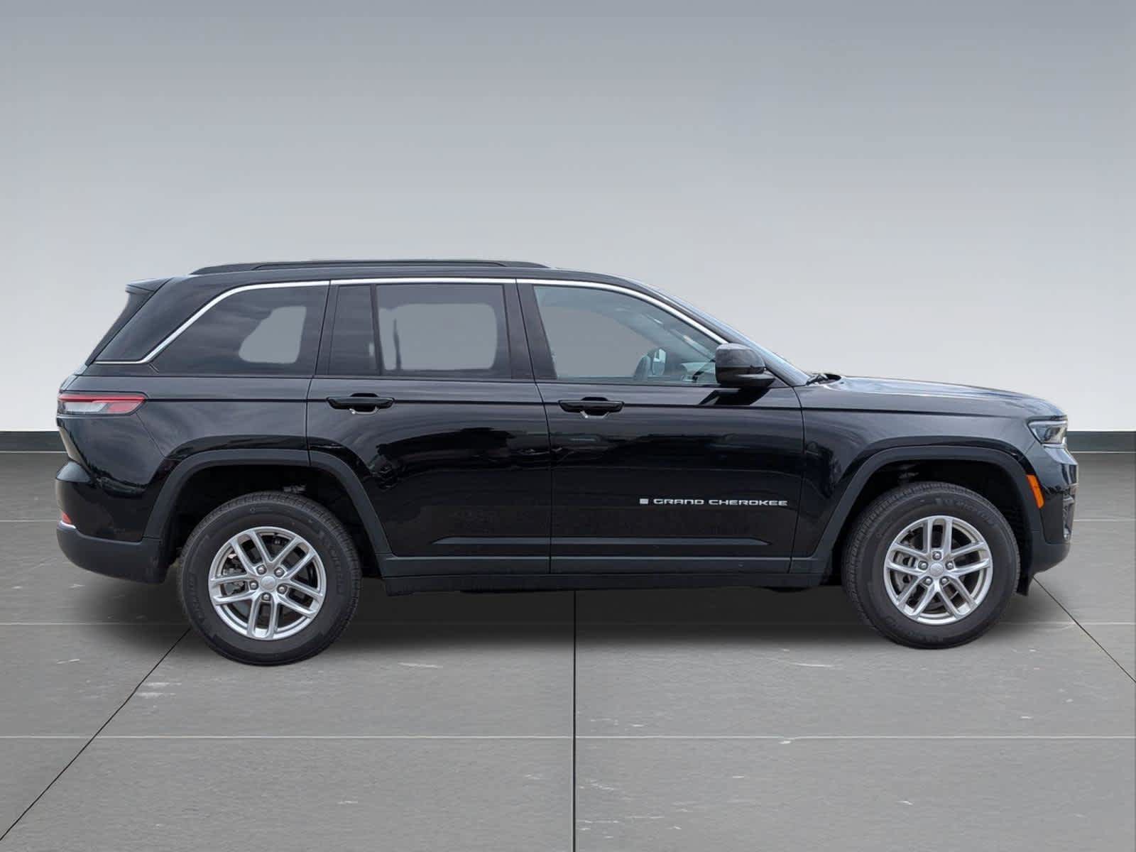 Used 2025 Jeep Grand Cherokee Laredo X w/ Luxury Tech Group I AWD/4WD image 6