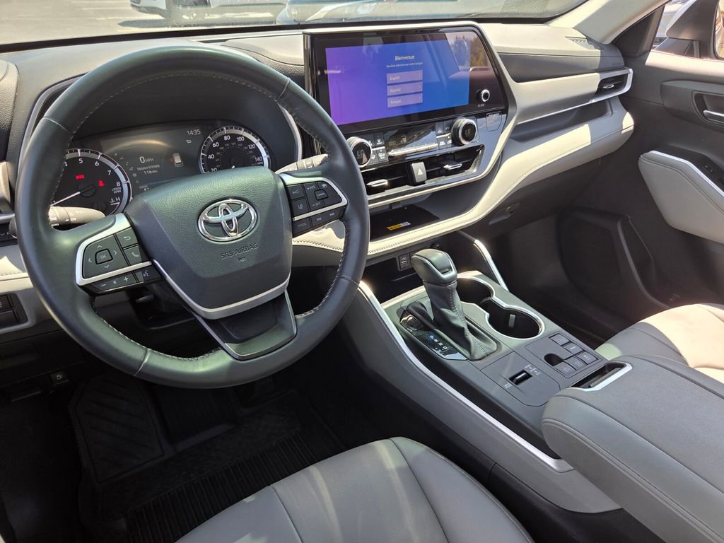 Certified 2024 Toyota Highlander XLE FWD image 8