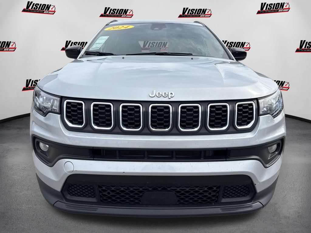 Used 2024 Jeep Compass Latitude AWD/4WD image 2