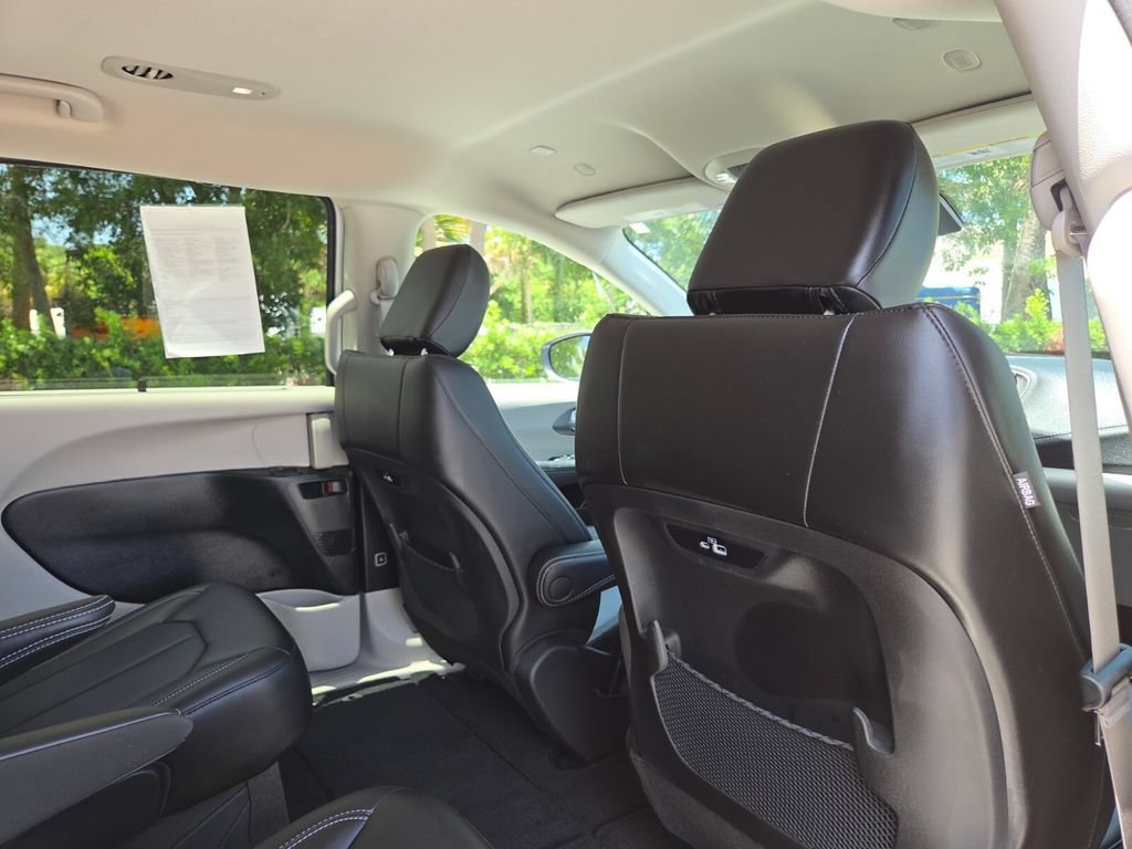 Used 2023 Chrysler Pacifica Touring-L AWD/4WD image 17