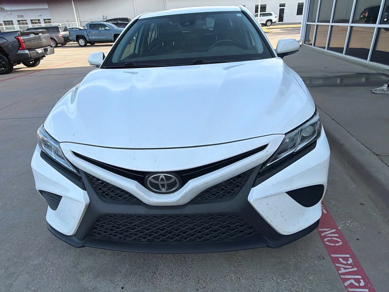 Used 2020 Toyota Camry SE w/ Convenience Package FWD image 3