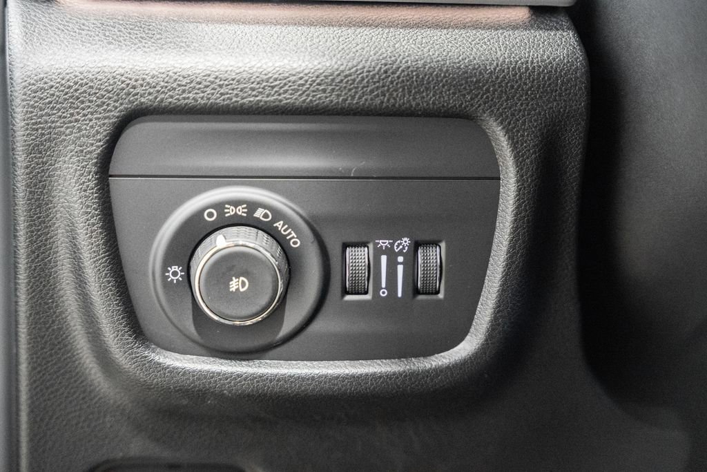 Certified 2023 Jeep Grand Cherokee Limited w/ Black Appearance Package image 44